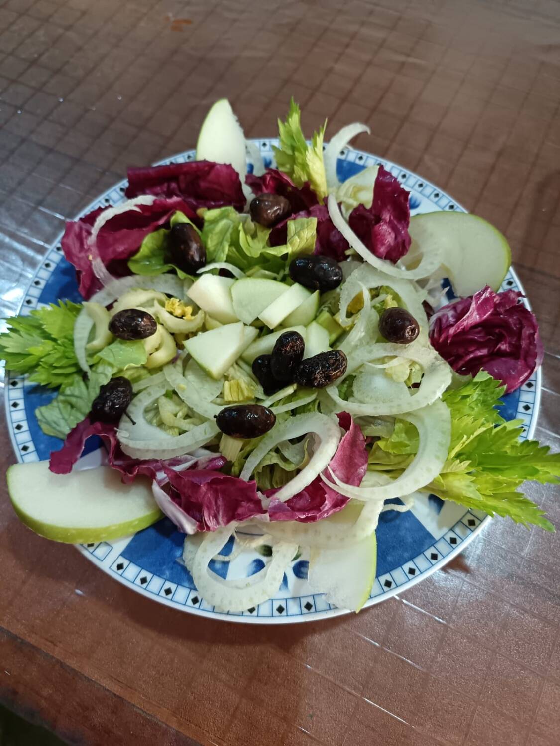 Insalata con mela verde, la pietanza che aiuta a tenere sotto controllo colesterolo e glicemia