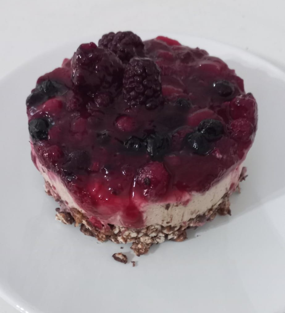 PASQUA, CHEESECAKE ALLO YOGURT E FRUTTI ROSSI: IL FINE PASTO IDEALE PER UNA GLICEMIA “SOTTO CONTROLLO”