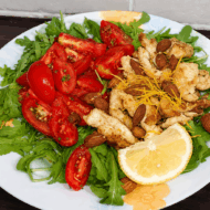 Straccetti di pollo con rucola, pomodorini e mandorle: la cena fresca che aiuta a tenere sotto controllo la glicemia