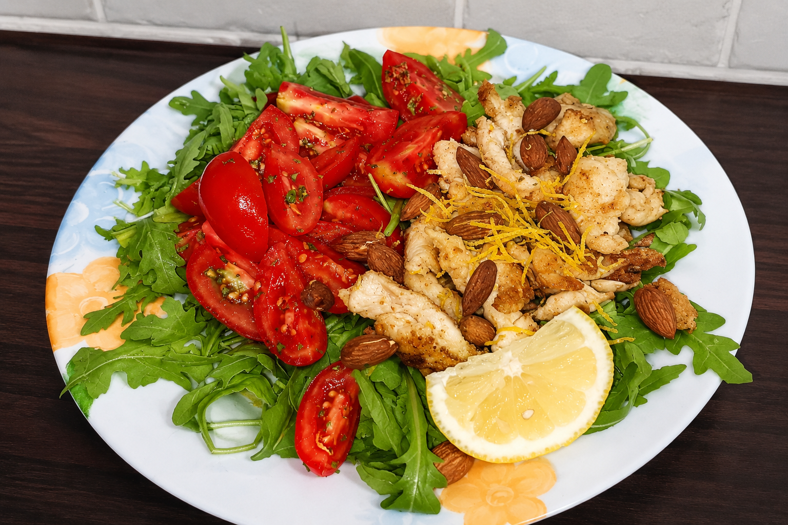 Straccetti di pollo con rucola, pomodorini e mandorle: la cena fresca che aiuta a tenere sotto controllo la glicemia